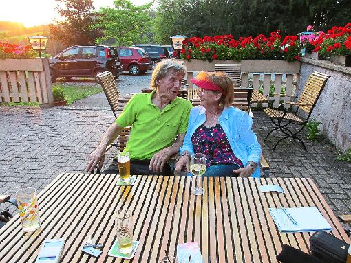 Auf dem  Berghof  in Gremmelsbach erzählt Helmut Karl im Beisein seiner Frau Gretel einen ganzen Abend lang von seinem bewegten Leben.  Foto: Volk Foto: Schwarzwälder-Bote