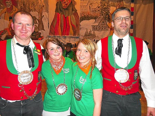 Hamperlepräsident Marco Glöde (rechts) zeichnete Bruno Armbruster, Caroline Hoferer und Patricia Oehler (von links) mit dem Oberhamperleorden aus. Foto:  Weis