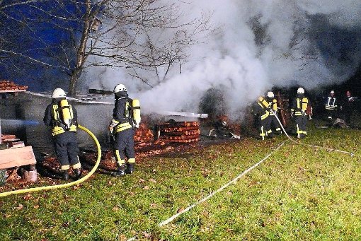 Die Schömberger Feuerwehr löschte brennende Holzstapel und verhinderte ein Übergreifen der Flammen auf einen Schuppen. Foto: Visel