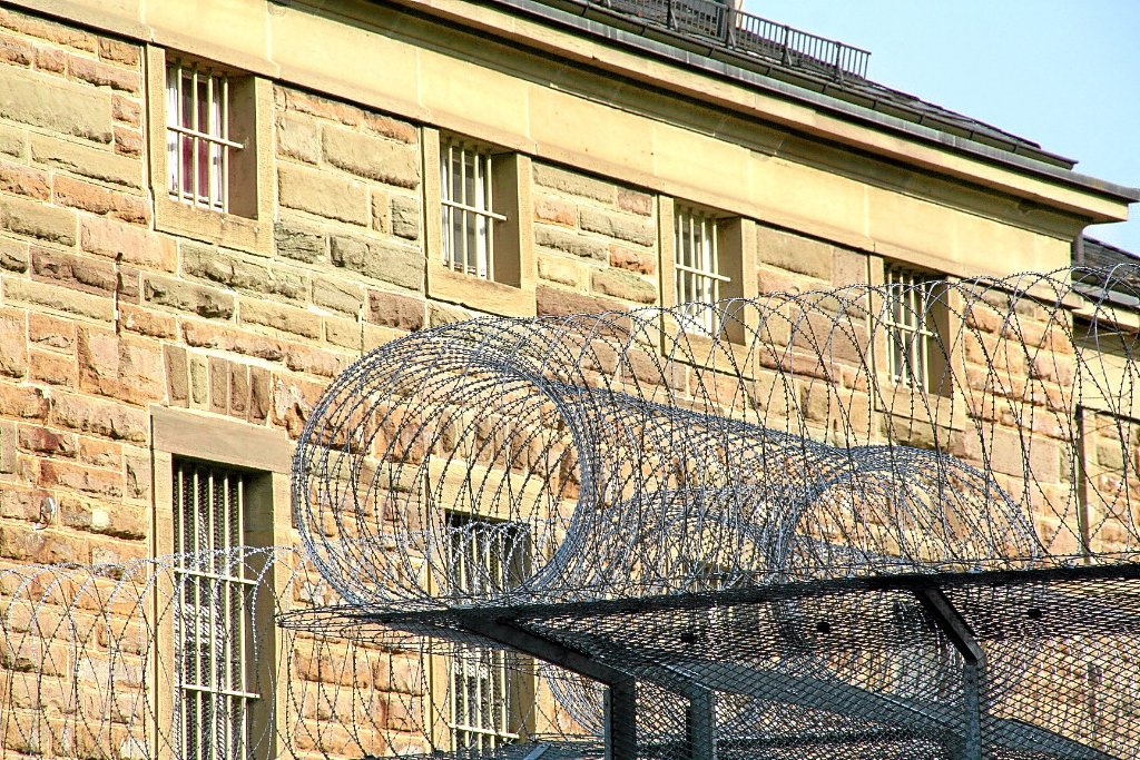 Wo gehts künftig hinter Gitter: Unser Bild zeigt die Justizvollzugsanstalt Hechingen. Bereits vier Städte wollen sich als Standort für das neue Großgefängnis bewerben.   Foto: Rath