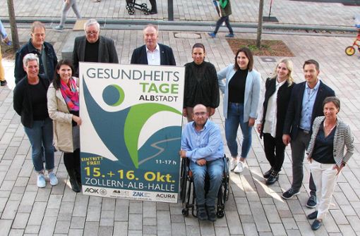 Das Organisationsteam der Gesundheitstage Albstadt und OB Klaus Konzelmann hoffen, dass am übernächsten Wochenende viele Besucher kommen. Foto: Sabine Kappe
