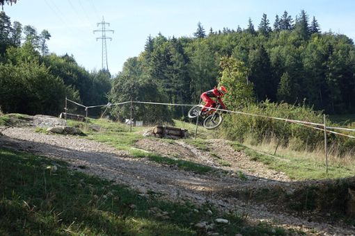 Rasant unterwegs waren die Downhill-Mountainbiker am  Dienstag im Bike-Park Albstadt.  Foto: Moser
