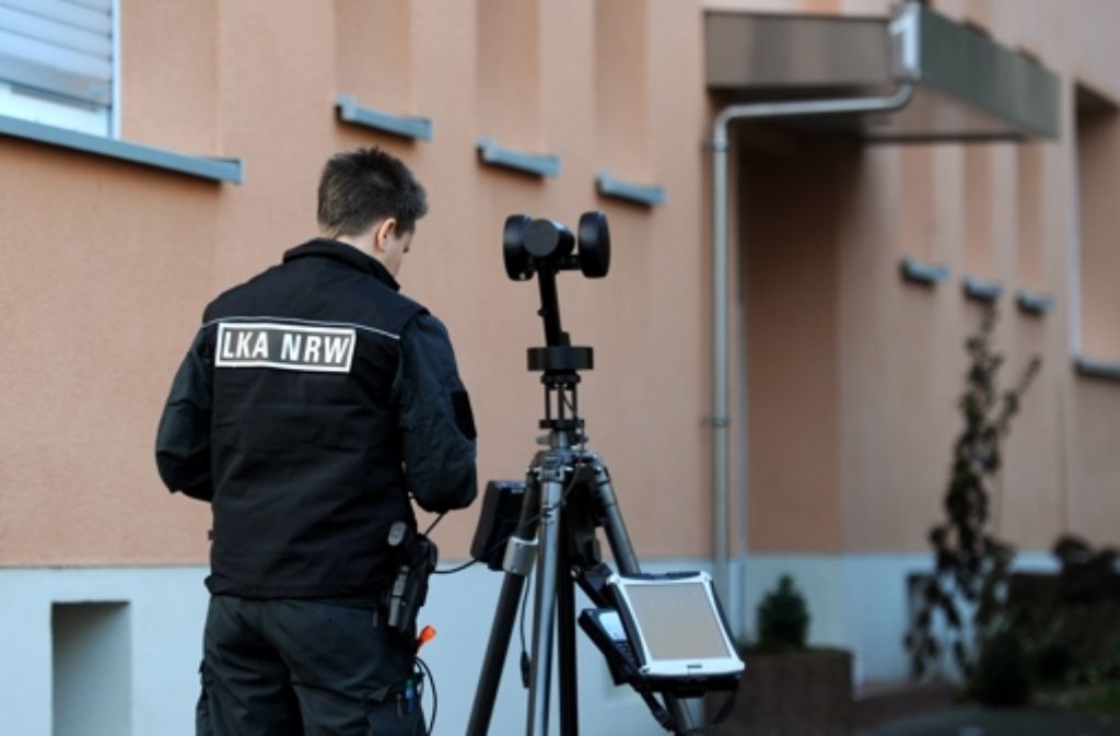 Einsatzkräfte des Landeskriminalamts am Tatort in Hürth bei Köln. Foto: dpa