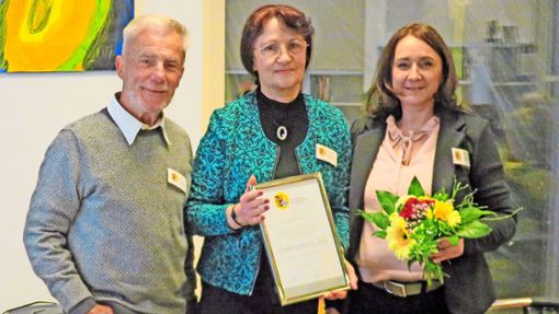 Martin Dürr (stellvertretender Vorsitzender, links), Ehrenmitglied Elisabeth Falkiewicz und Tanja Bühler (Vorsitzende). Foto: Freundeskreis/Freundeskreis