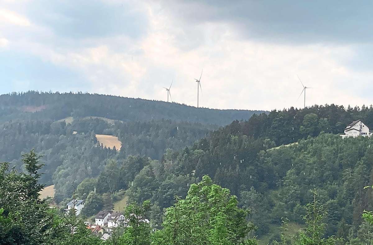 Vom Lauterbacher Imbrand aus wird man auch künftig nur die drei Windräder auf der Falkenhöhe sehen. Foto: Dold
