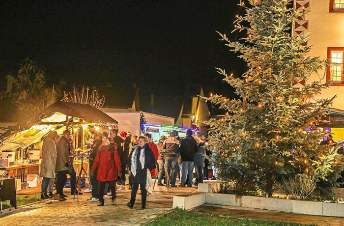 Im neugestalteten Schlossgarten: Viele Besucher beim Schmieheimer Weihnachtsmarkt