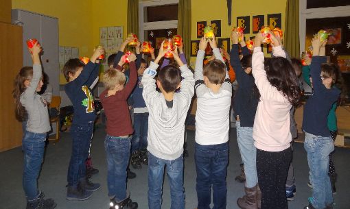 Die Klasse 1/2 verleiht der Feier mit ihrem Lichtertanz eine besinnliche Atmosphäre. Foto: Grundschule Foto: Schwarzwälder-Bote