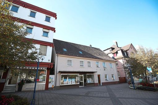 Das Haus in der Friedrichstraße 6 (Mitte) soll durch ein neues Wohn- und Geschäftshaus ersetzt werden.  Foto: Eich