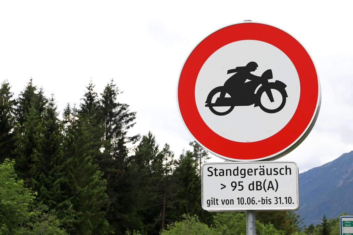 So weit ist es noch nicht im Nordschwarzwald. Aber die Polizei kündigt für das Wochenende Motorrad-Kontrollen an den beliebten Strecken an. (Symbolfoto) Foto: Astrid Gast – stock.adobe.com