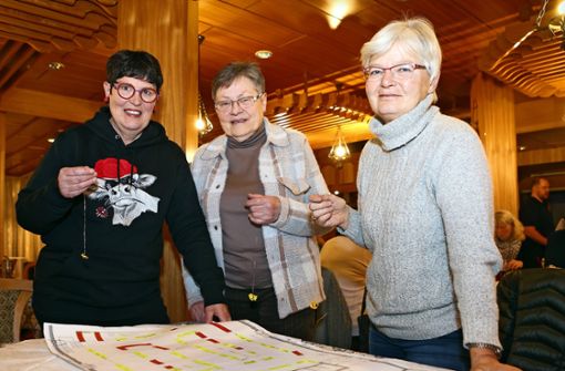 Sie haben den Plan vor Augen und schöne Dinge in den Händen: Martina Wiemer, Lydia Hönle und Adelheid Karrer (von links) stecken mitten in den Vorbereitungen. Foto: Roger Müller