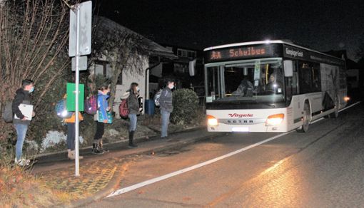 Der erste Halt eines Schulbusses auf dem Fischinger Schlossberg. Foto: Schwind