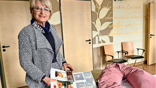 Im Kreißsaal der Helios-Klinik Rottweil zeigt Gerda Regina Kraus die Fotos von ihrer Tochter Mareen Sarah und von ihrer Enkelin Oona. Zwischen ihren Geburtstagen liegen nun genau 36 Jahre. Foto: Zelenjuk