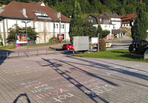 Die Kreide-Botschaften sind in Oberndorf am Bahnhof zu entdecken. Foto: Raffelt