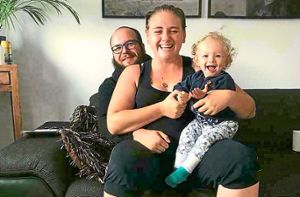 Ein Bild aus glücklichen Tagen: Seit dem 16. September sind Marina und Darren Jenkins von ihrer eineinhalbjährigen Tochter Joy getrennt.   Foto: privat