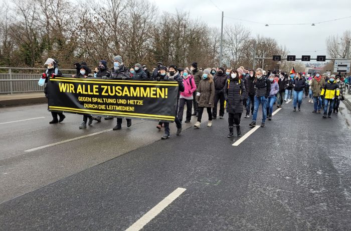 Corona-Demonstration in Stuttgart: Ordnungswidrigkeiten und ein renitenter Ordner zum Start