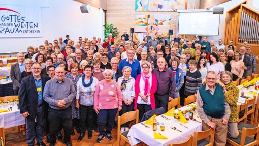 Die Helfer der Vesperkirche trafen sich am Sonntag zum Mitarbeiterfest in der Friedenskirche. Foto: Thomas Fritsch