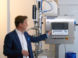 Firmenchef Andreas Kraut steht vor einem Abfüllgerät, das zur neuen Produktpalette gehört, und erklärt die Funktionen.    Foto: Hauser