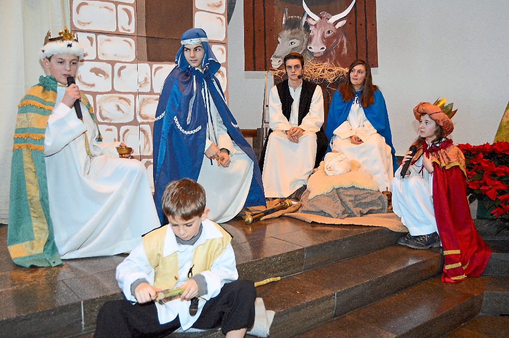 Beim Krippenspiel in der Triberger Stadtkirche statten die drei Könige der Heiligen Familie einen Besuch ab und beschenken das Jesuskind mit Gold, Weihrauch und Myrre.  Foto: Nagel Foto: Schwarzwälder-Bote