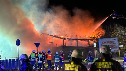 Zu einem Großeinsatz rückte die Feuerwehr in der Nacht von Donnerstag auf Freitag, 9. auf 10. November, zu einem Lagerhallenbrand in Hechingen-Stetten aus. Foto: Nölke