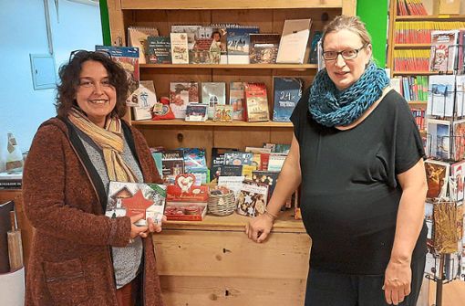 Stabwechsel: Die bisherige Inhaberin der Buchhandlung Haas, Martina Schwarz (links), hat das Geschäft an Madlen Schlak-Schäfer weitergegeben. Foto: Reutter