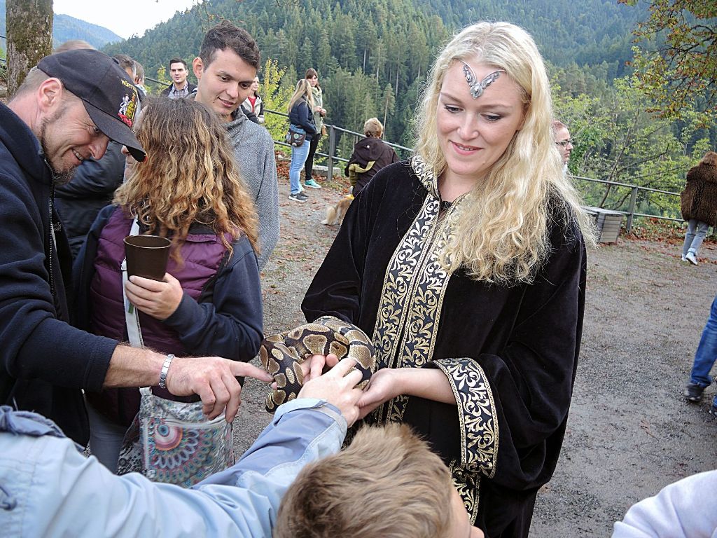 Keine Angst vor Schlangen zeigten die Besucher bei Schlangenfrau Lantana.