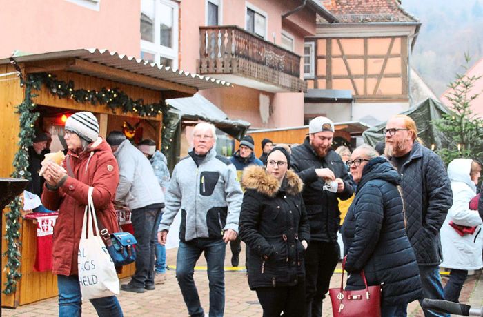 Besucher genießen Bummel: Weihnachtsmarkt-Angebot in Münchweier wird gut angenommen