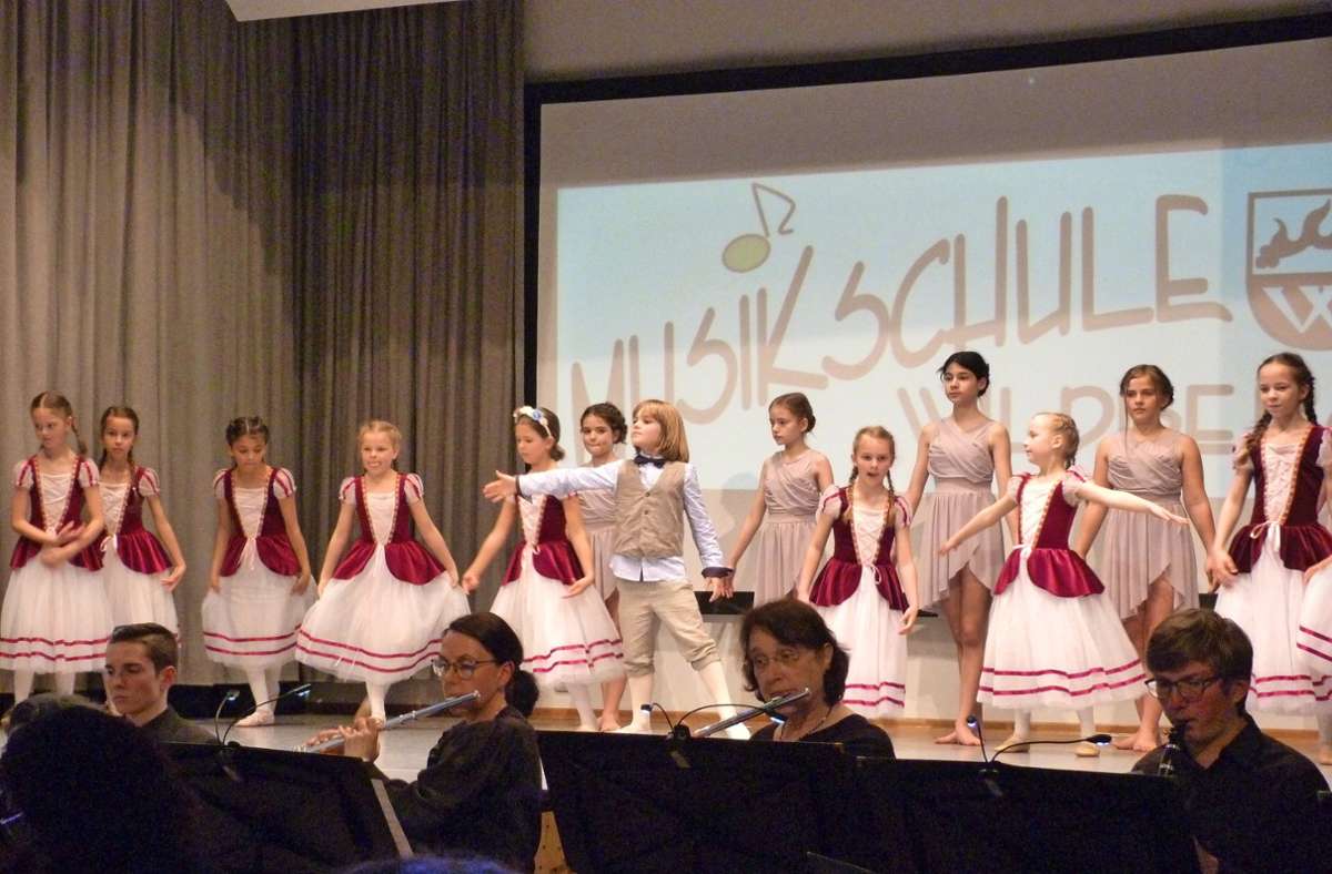 „Hänsel“ begeisterte zusammen mit einer Gruppe junger Tänzerinnen das Publikum. Foto: Maria Kosowska-Németh