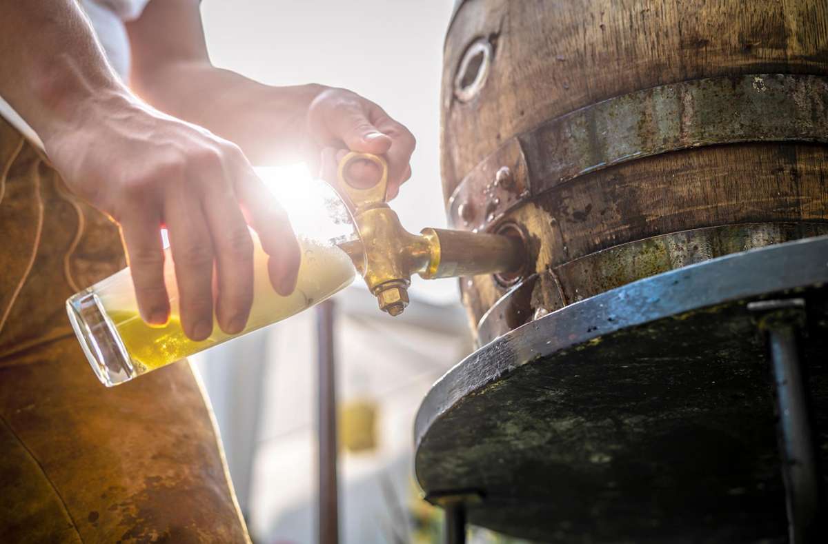 An diesem Samstag ist der Tag des deutschen Bieres. Die Brauereien in der Horber Region freuen sich zwar, dass die Leute wieder mehr Bier trinken, allerdings machen auch ihnen Rohstoffknappheit und steigende Kosten Sorgen. (Symbolfoto) Foto: Anselm – stock.adobe.com