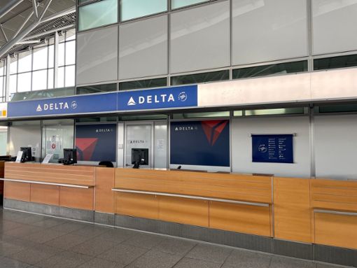 Noch sind die Schalter von Delta am Flughafen in Stuttgart verwaist. Ende März sollen hier wieder Passagiere abgefertigt werden. Foto: Constantin Blaß