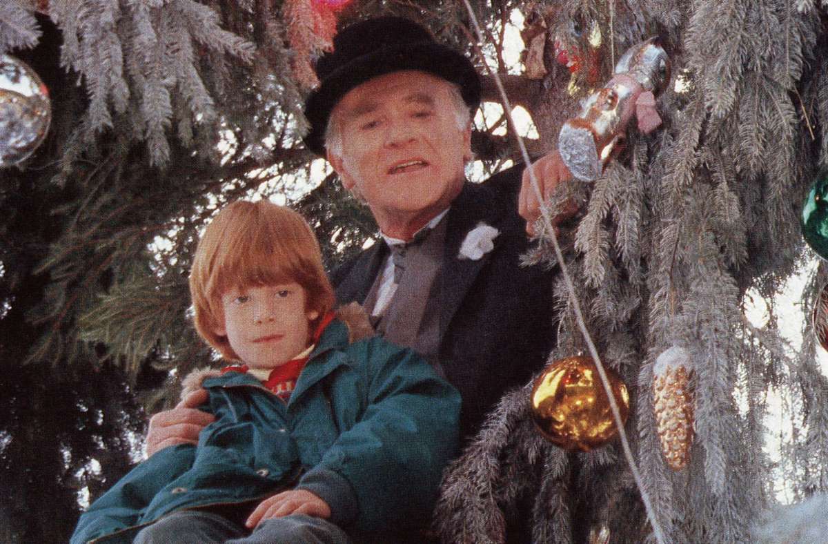Kommen da Geschenke? Szene aus dem Kinderfilm „Pan Tau“ mit Otto Simanek (rechts). Foto: imago/United Archives