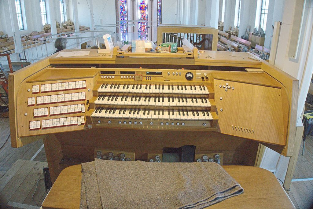 Vorerst wird in der evangelischen Lorenzkirche nicht gespielt, doch nach der Sanierung kann der Organist wieder an dieser Stelle Platz nehmen.