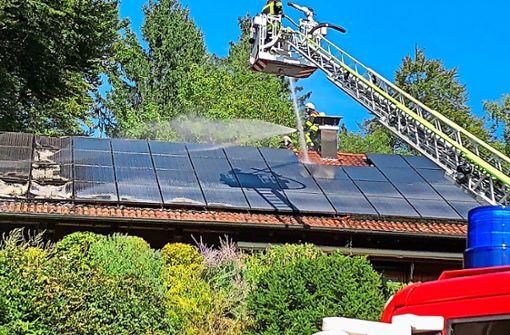 Vom Drehleiterkorb aus und direkt vom Dach löschen Atemschutzträger die schwelende Solaranlage in Gauselfingen. Foto: Erika Rapthel-Kieser