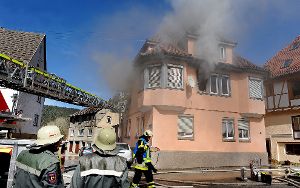 Dichter Rauch quillt im ersten Obergeschoss aus den Fenstern: In der Alten Straße in Dettingen waren 30 Feuerwehrmänner im Einsatz.  Foto: Hopp