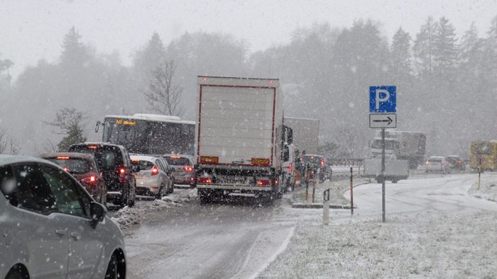 Viele Unfälle durch Schnee und glatte Straßen