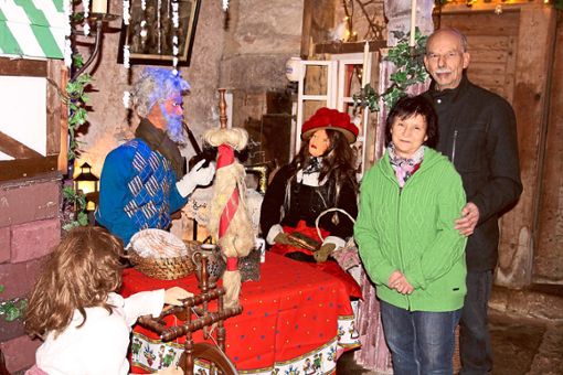 Bei der  Weihnachtsausstellung im Alten Rathaus in Egenhausen machen Karin und Jürgen Sowinski Winterträume im Schwarzwald wahr. Foto: Sannert Foto: Schwarzwälder Bote