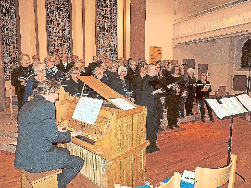 Jochen Kiene begleitet an der Orgel die Sopranistin Lea Sophie Decker (Mitte) und den Chor Fotos: Paskal