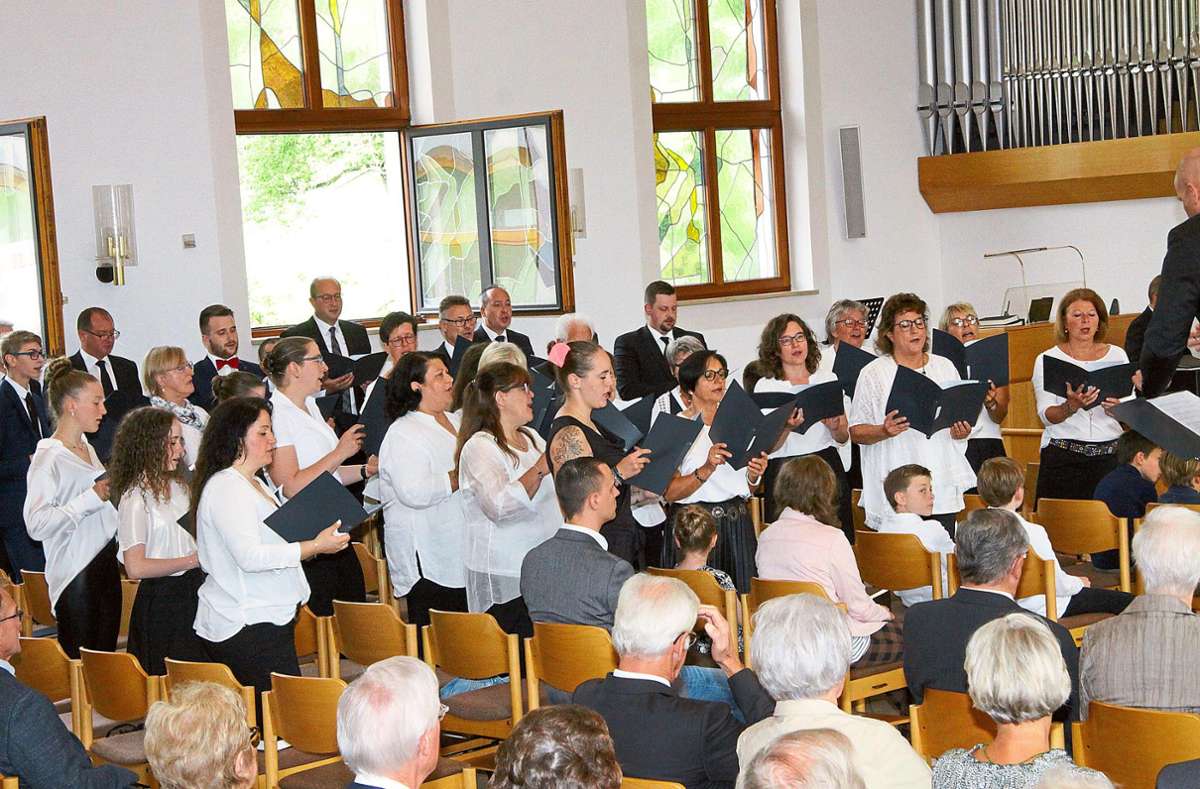 Der Gemeindechor sorgte für den musikalischen Rahmen beim Jubiläumsfest Foto: Schweizer
