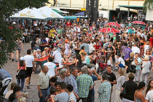 Der Marktplatz füllte sich bei herrlichem Sommerwetter zum Stadtfest. Foto: Hübner