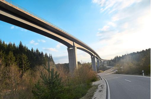 Die große Brücke über das Gauchachtal bei Döggingen soll einen Zwilling bekommen. Der entsteht in einem großen Projekt. Aber wann wird es soweit sein? Foto: Manfred Minzer