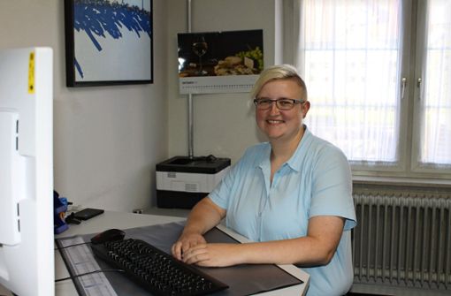 Daniela Bernhard an ihrem Arbeitsplatz bei der Donaueschinger Stadtverwaltung. Foto: Lutz Rademacher