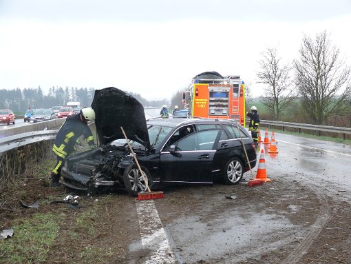 Eine Menge Arbeit machte den Einsatzkräften  gestern dieser Unfall auf der Autobahn bei Zimmern o. R. Foto: Beyer Foto: Schwarzwälder-Bote