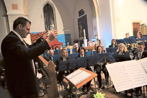 Beim Adventskonzert in der Kirche hat  Dirigent  Robin Nikol erstmals die Dotternhausener Musikkapelle geleitet.   Foto: Schatz Foto: Schwarzwälder Bote