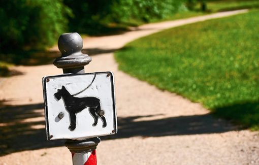 Am Kurpark gibt es Gebotsschilder, Hunde an der Leine zu führen. (Symbolfoto) Foto: Armer