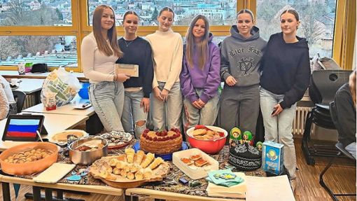 Schülerinnen des Wirtschaftsgymnasiums mit den selbst hergestellten Köstlichkeiten. Foto: Heitmar