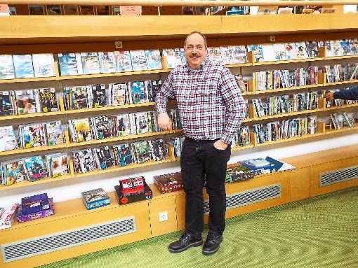 Bibliotheks-Abteilungsleiter Volker Fritz präsentiert  die beliebten Spielfilme. Foto: Taschareck Foto: Schwarzwälder-Bote