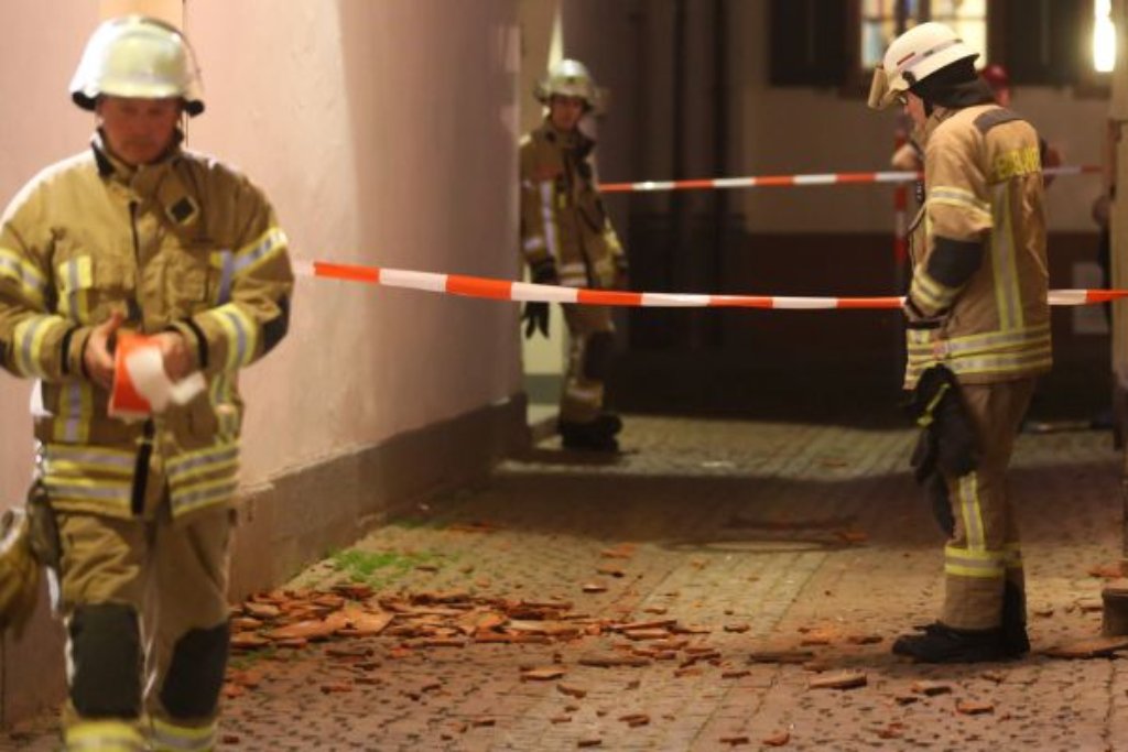 Großer Rettungseinsatz in der Villinger Färberstraße: Polizei und Höhenretter müssen einen verwirrten Mann retten, der zuvor Ziegel vom Dach eines Hauses warf.