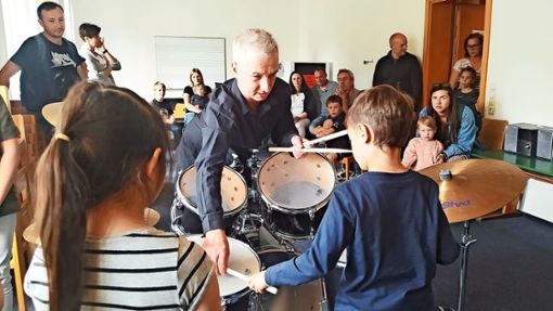 Auf einem Schlagzeug zu spielen ist der Traum vieler Kinder. Foto: Christian Pöndl