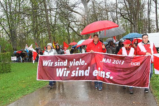 Trotz strömenden Regens machte sich am Montag ein Demonstrationszug zur Mai-Kundgebung auf die Möglingshöhe auf.   Foto: Heinig