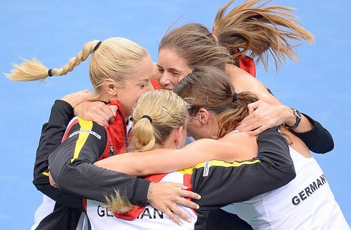 Sabine Lisicki, Julia Görges, Angelique Kerber und Andrea Petkovic (von links) freuen sich über den Einzug ins Halbfinale. Foto: dpa