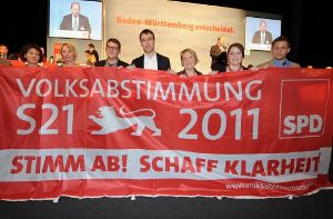 Für die Volksabstimmung gegen eine Mitgliederbefragung zu Stuttgart 21: SPD-Landeschef Nils Schmid (Mittte) und Delegierte auf dem SPD-Landesparteitag in Offenburg. Foto: dpa